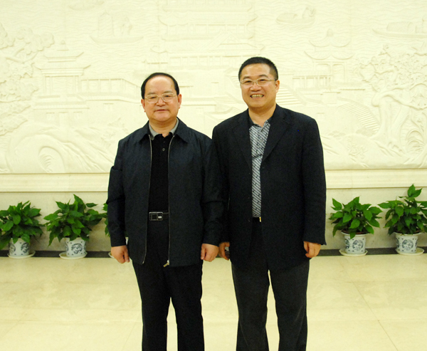 13.原江西省委書記、現(xiàn)廣西壯族自治區(qū)黨委書記鹿心社與正邦集團(tuán)總裁林印孫親切合影.JPG