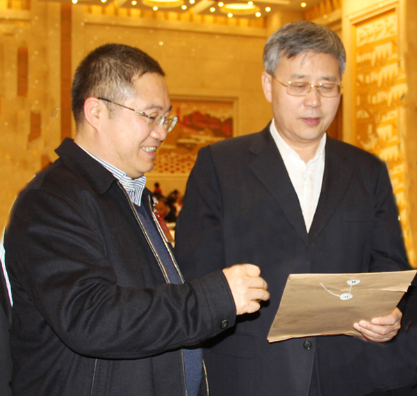16.正邦集團(tuán)總裁林印孫向山東省省長(zhǎng)郭樹清介紹正邦.jpg