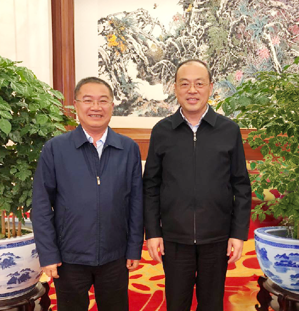 19.云南省省長(zhǎng)阮成發(fā)與林印孫總裁親切合影.png